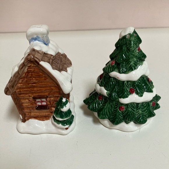 Christmas Salt and Pepper Shakers Glossy Xmas Tree and Santas Cottage - Picture 3 of 7